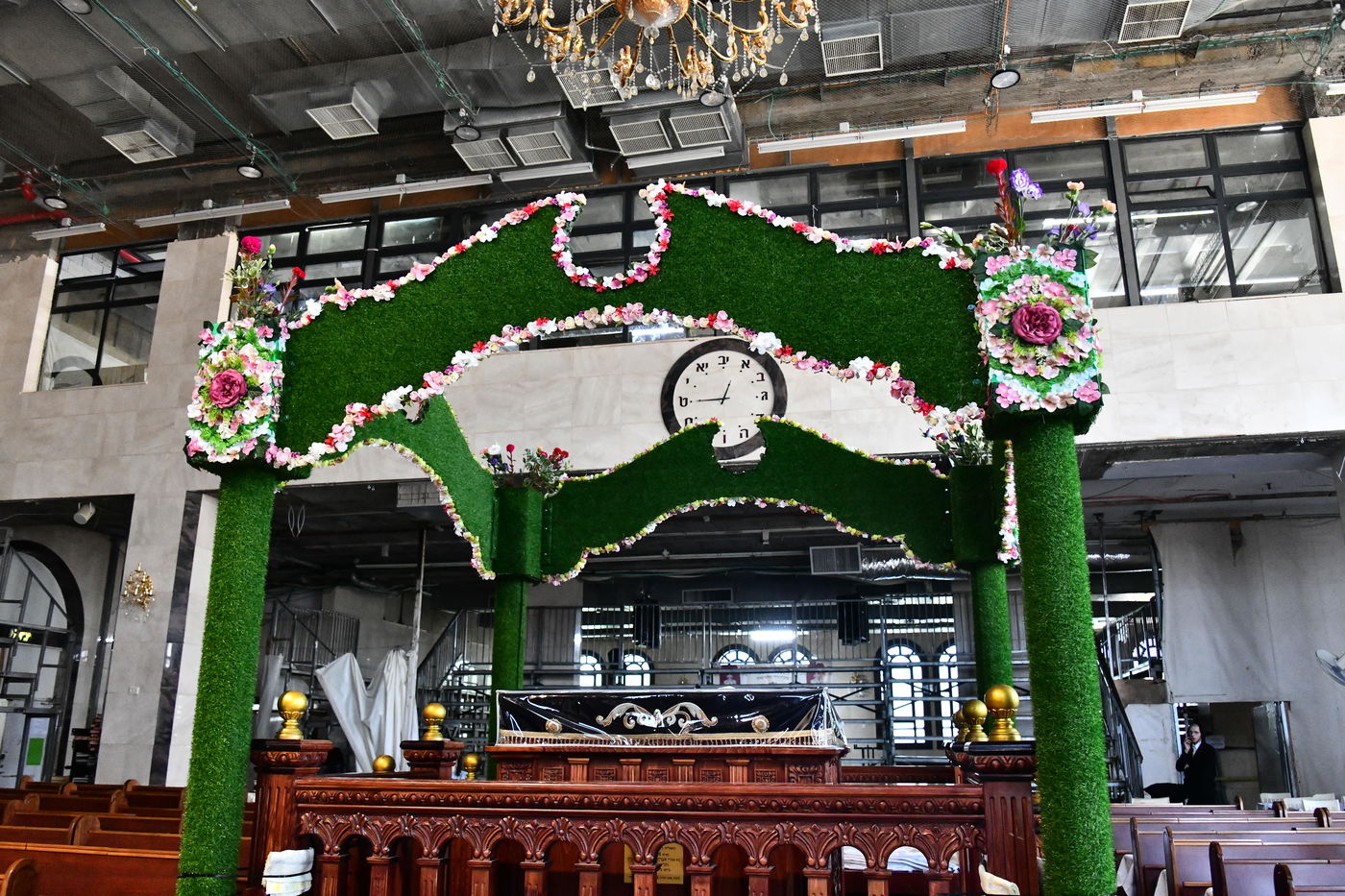 ערב חג השבועות בהיכלי הקודש בבני ברק