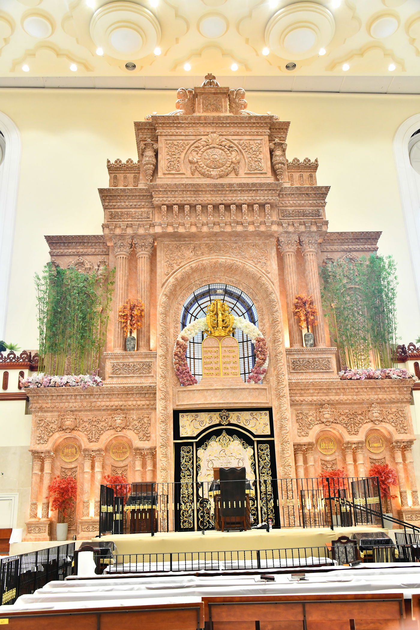 ערב חג השבועות בהיכלי הקודש בבני ברק