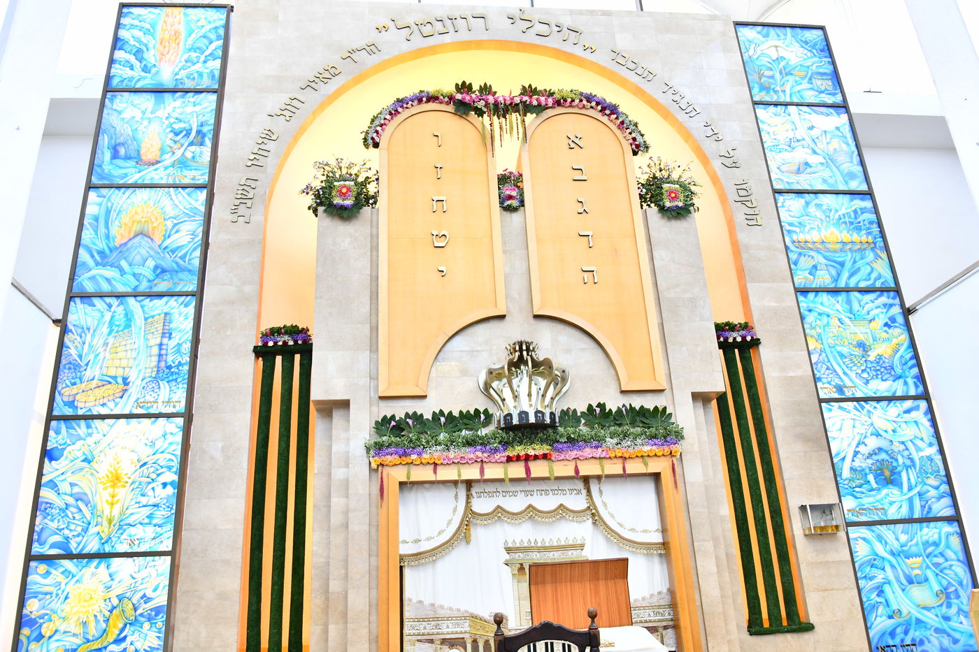 ערב חג השבועות בהיכלי הקודש בבני ברק