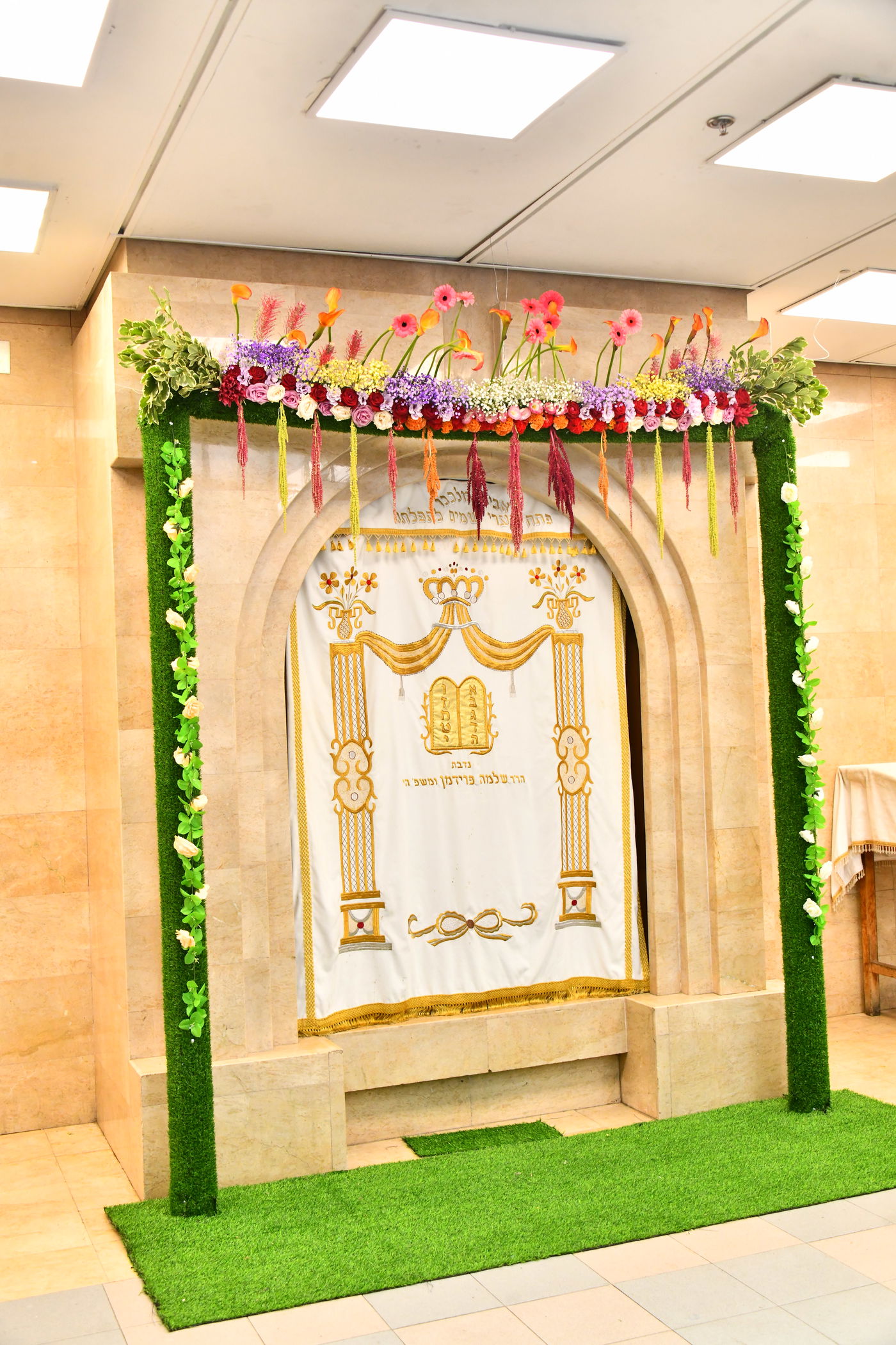 ערב חג השבועות בהיכלי הקודש בבני ברק