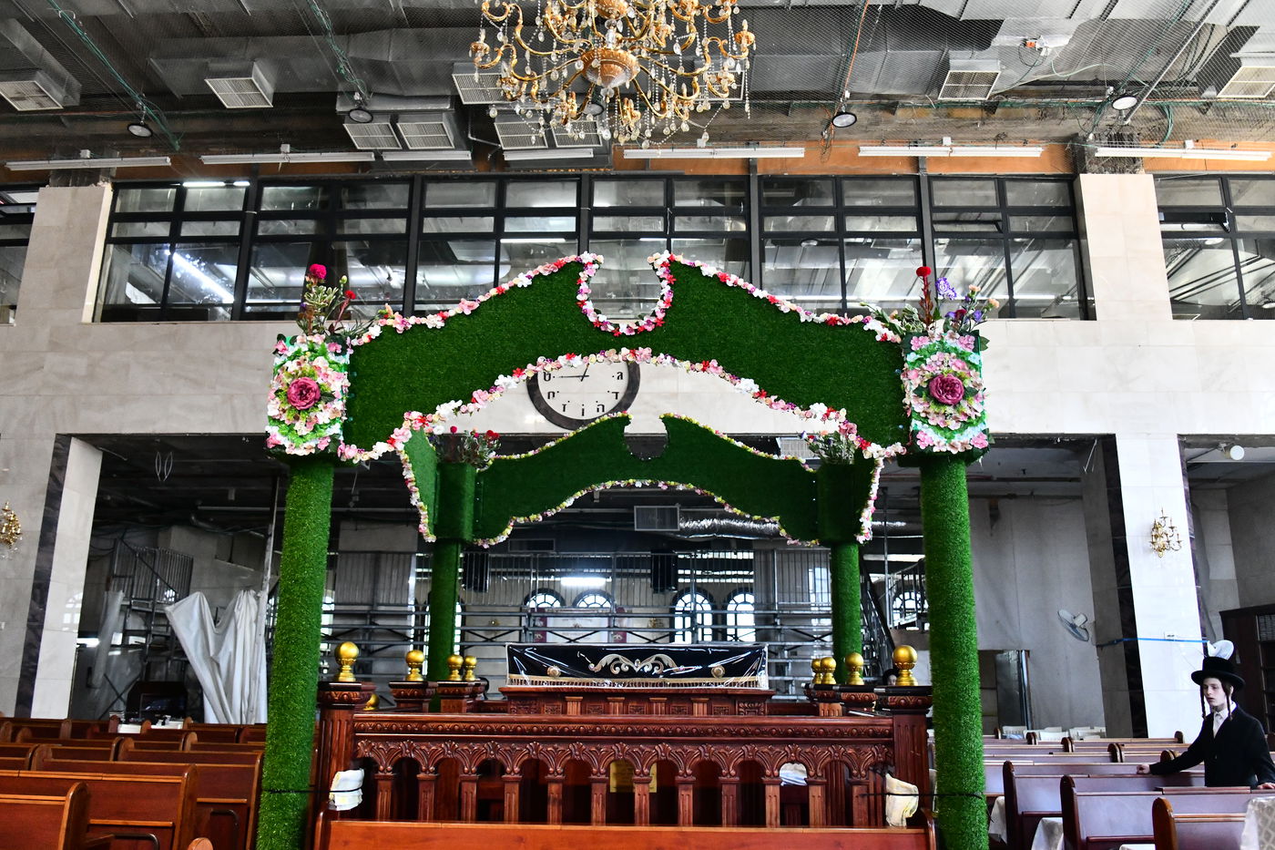 ערב חג השבועות בהיכלי הקודש בבני ברק