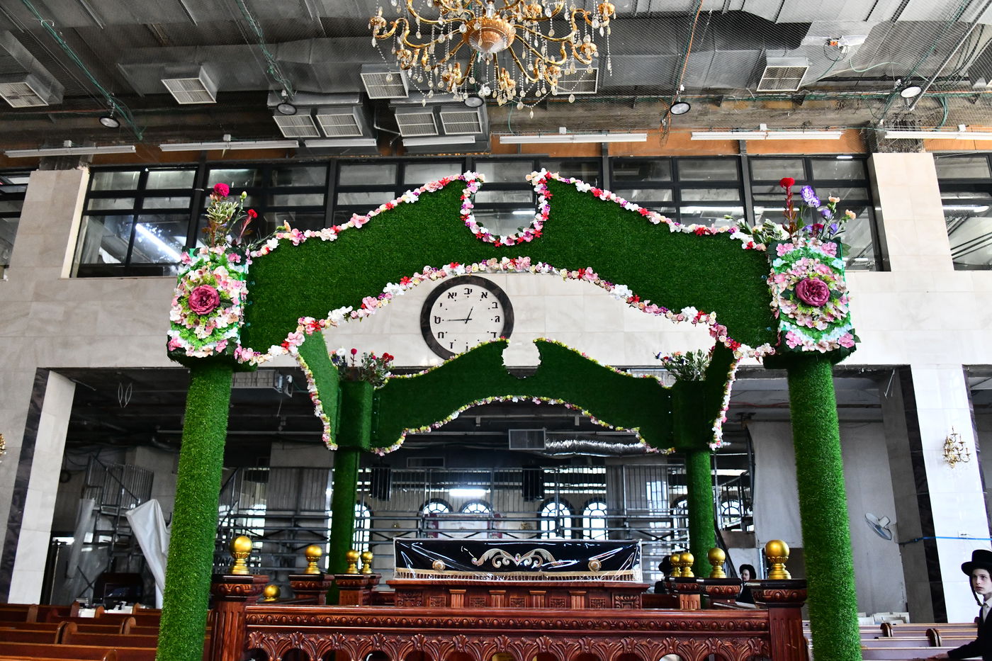 ערב חג השבועות בהיכלי הקודש בבני ברק