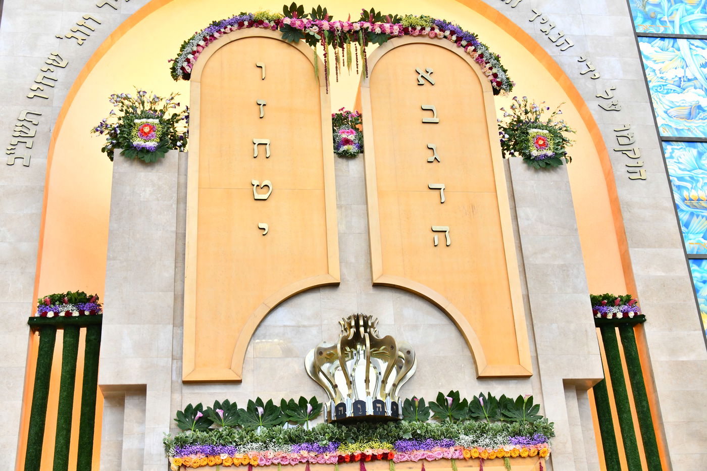 ערב חג השבועות בהיכלי הקודש בבני ברק