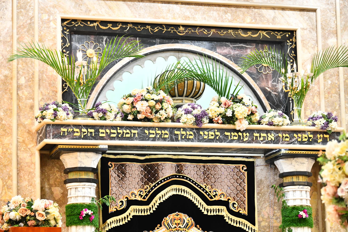 ערב חג השבועות בהיכלי הקודש בבני ברק