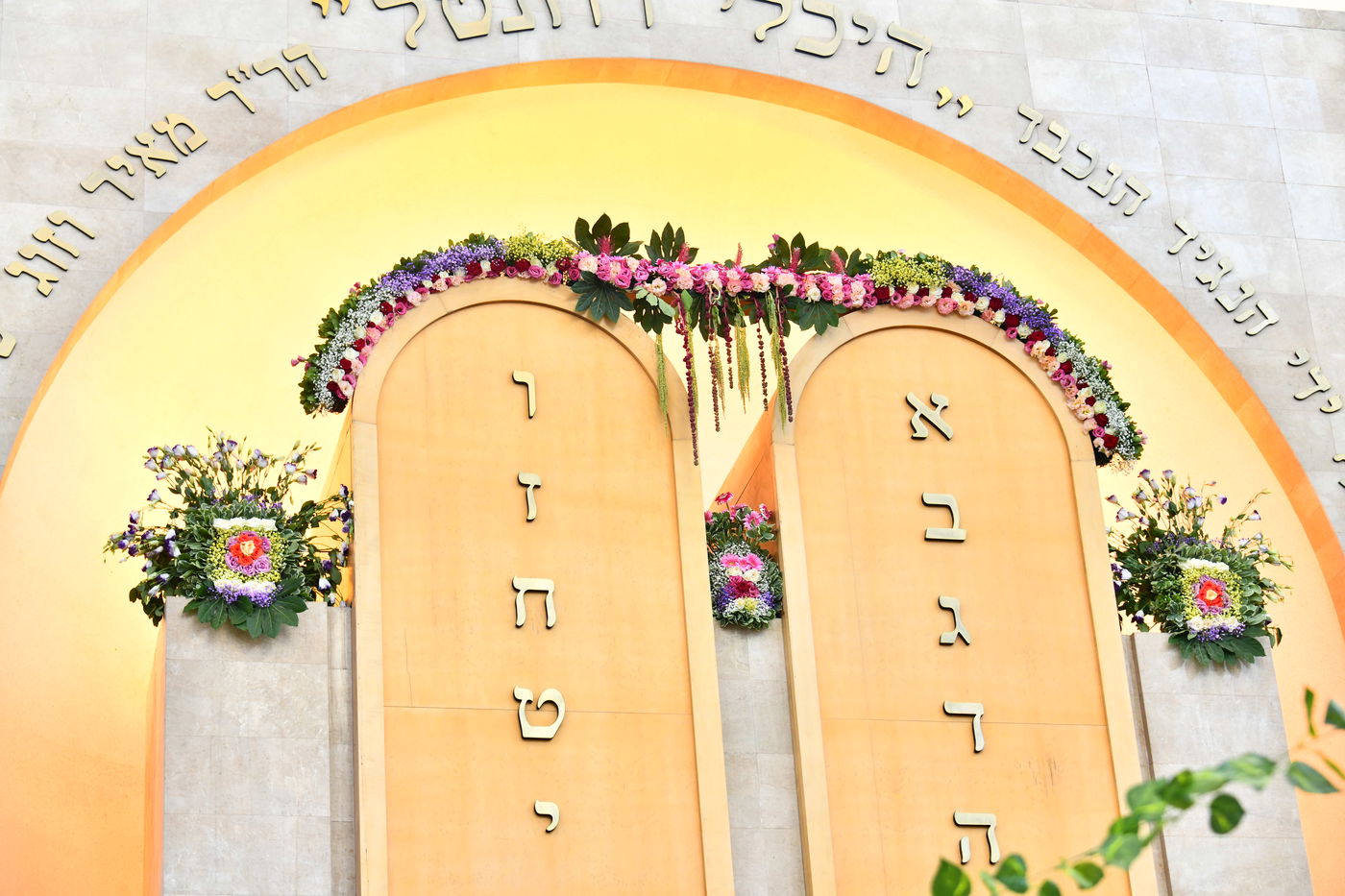 ערב חג השבועות בהיכלי הקודש בבני ברק