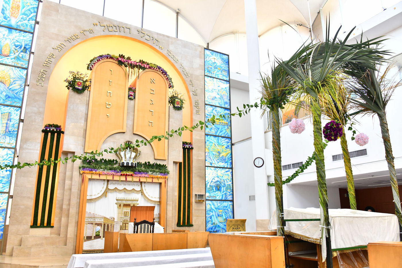 ערב חג השבועות בהיכלי הקודש בבני ברק