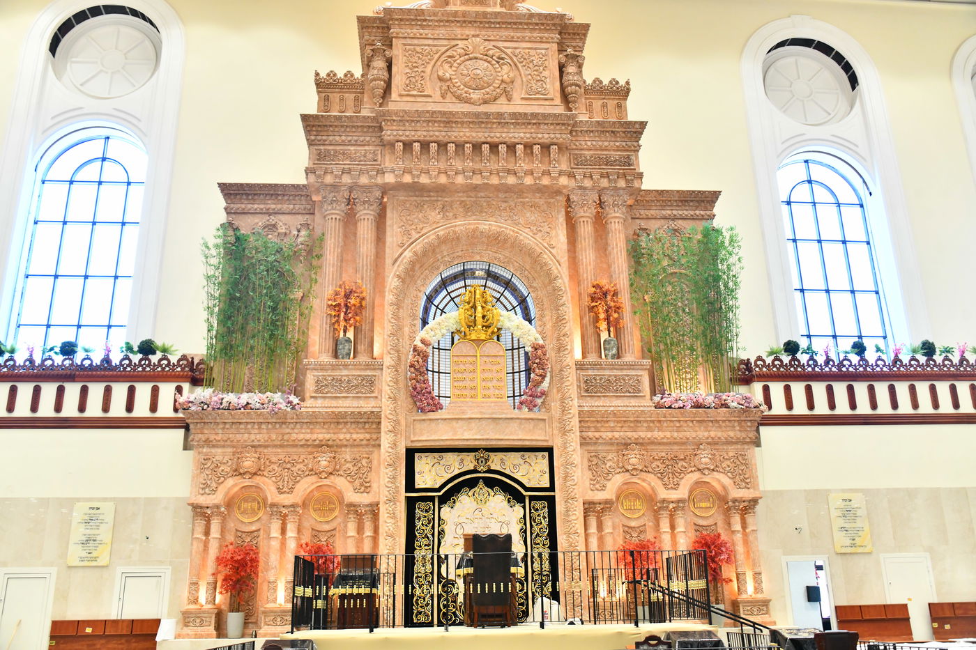 ערב חג השבועות בהיכלי הקודש בבני ברק