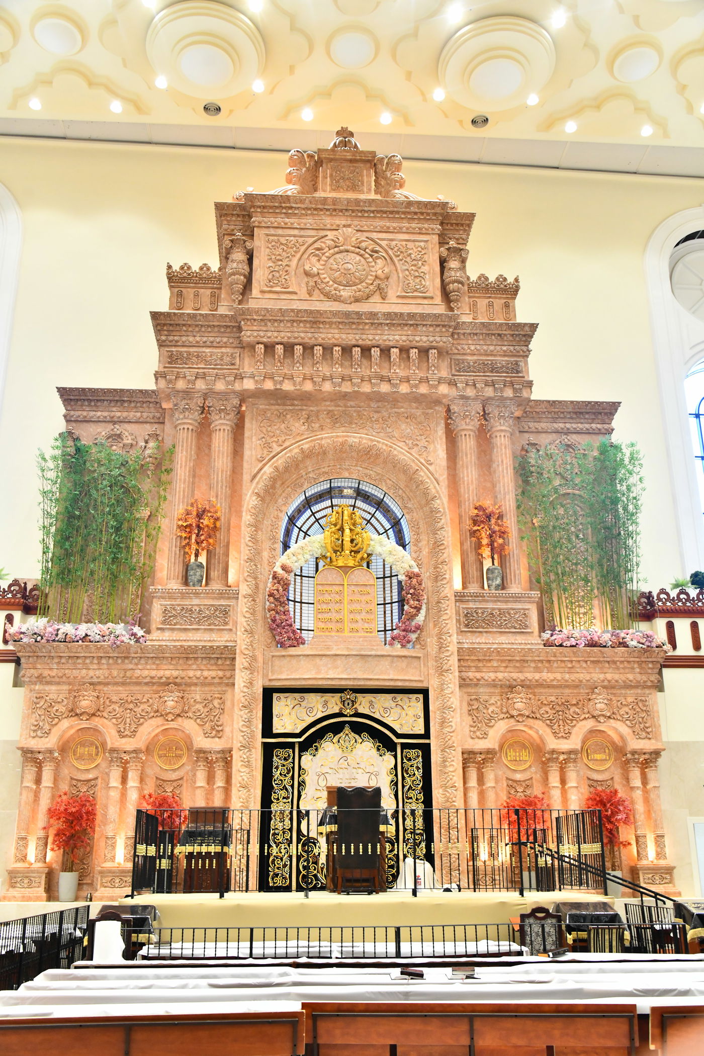 ערב חג השבועות בהיכלי הקודש בבני ברק