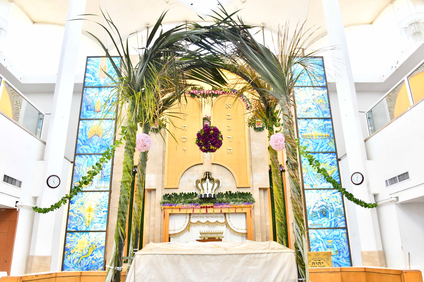 ערב חג השבועות בהיכלי הקודש בבני ברק