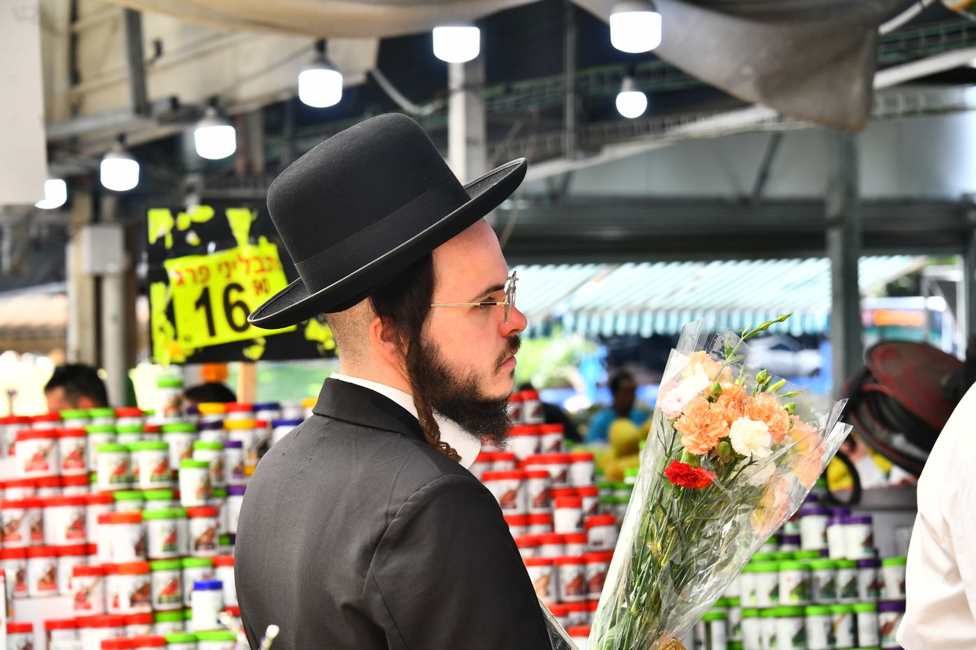 אוירת ערב חג בבני ברק