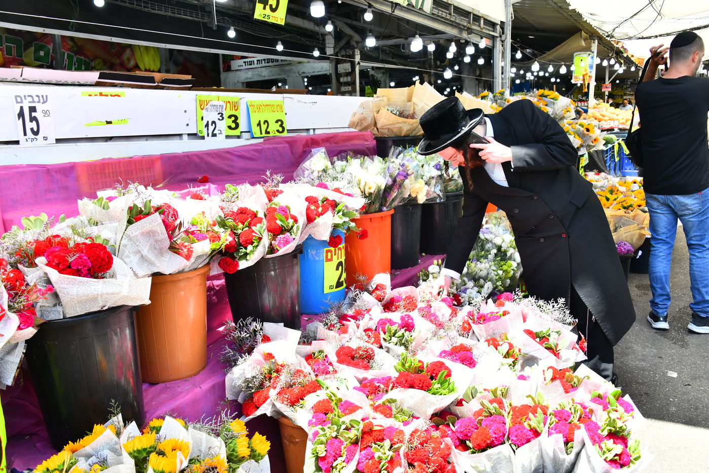 אוירת ערב חג בבני ברק