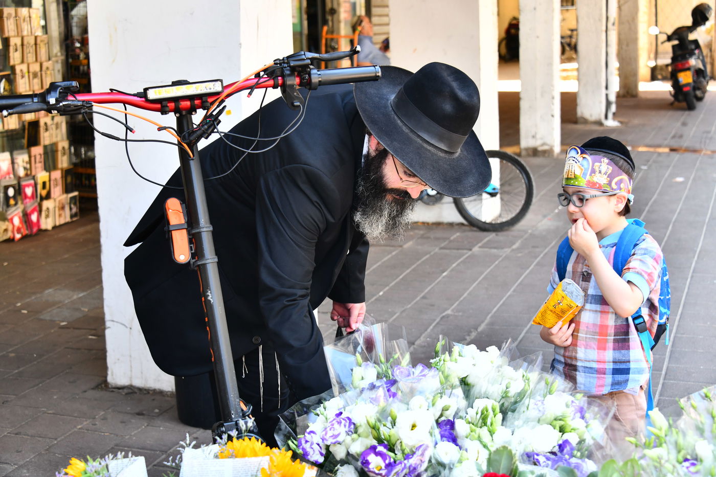 אוירת ערב חג בבני ברק