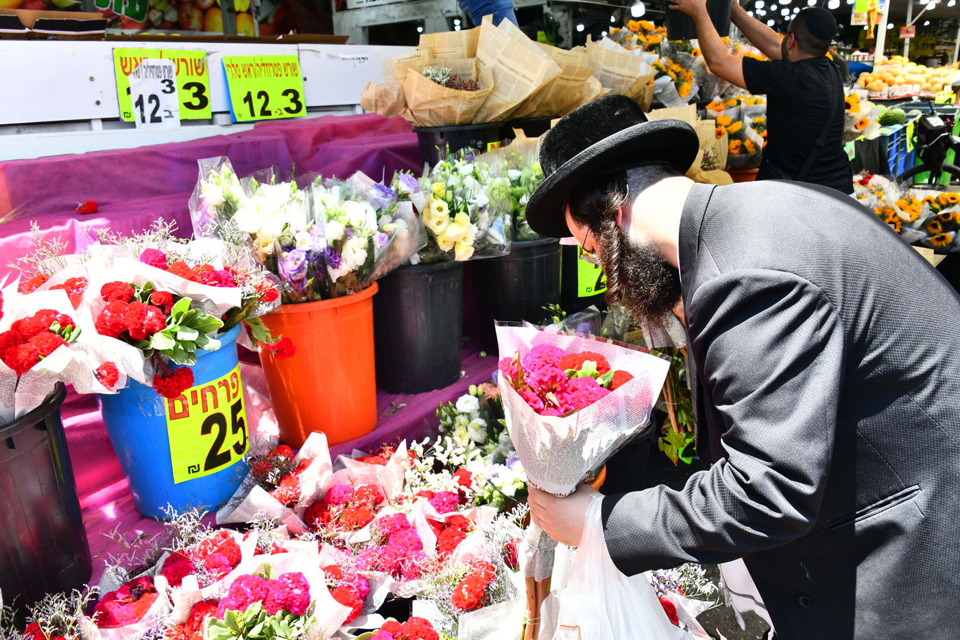 אוירת ערב חג בבני ברק