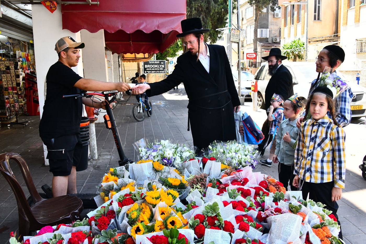 אוירת ערב חג בבני ברק
