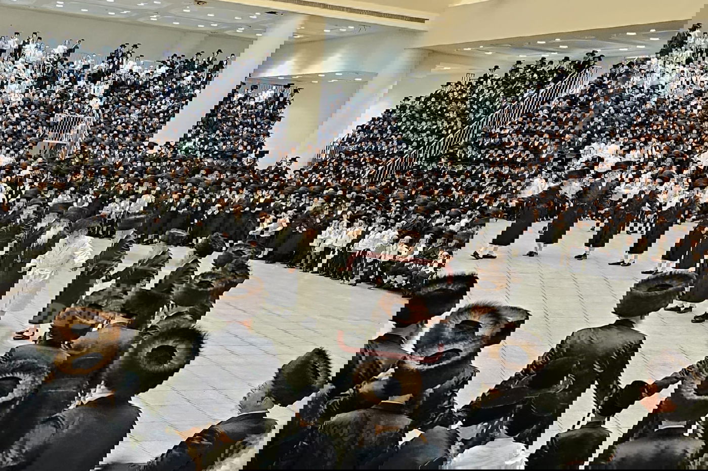 'המצווה טאנץ' בויזניץ בצאת החג