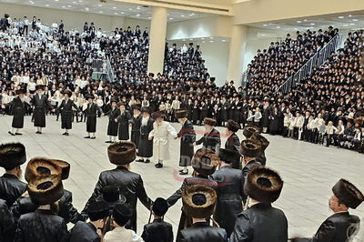 'המצווה טאנץ' בויזניץ בצאת החג