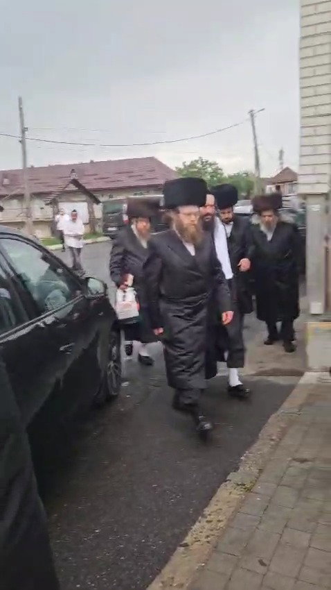 גאב"ד מאקווא בערב החג במעז'בוז