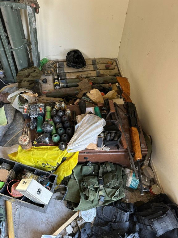 תיעוד: מעברי קירות ששימשו את מחבלי חמאס בתוך הבתים