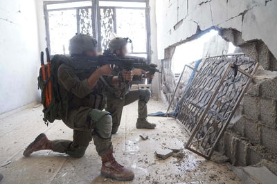 תיעוד: מעברי קירות ששימשו את מחבלי חמאס בתוך הבתים