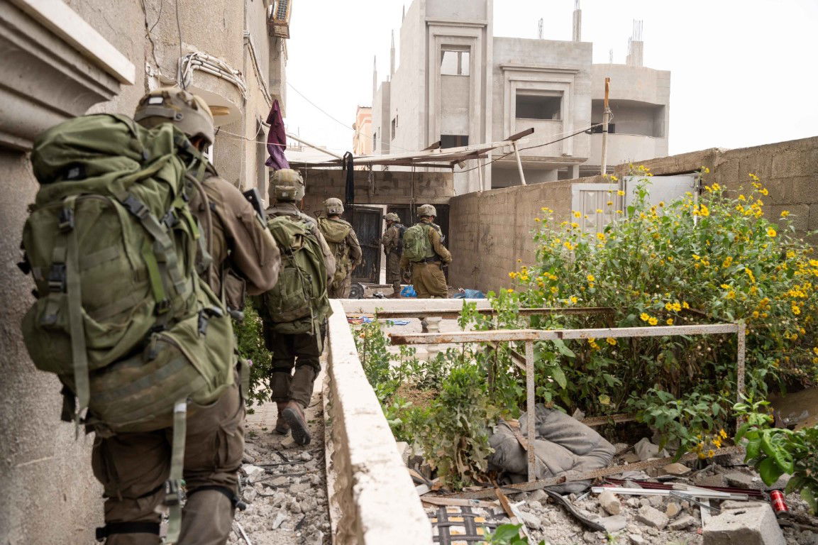 תיעוד: מעברי קירות ששימשו את מחבלי חמאס בתוך הבתים