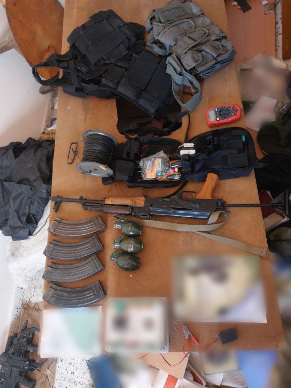 תיעוד: מעברי קירות ששימשו את מחבלי חמאס בתוך הבתים