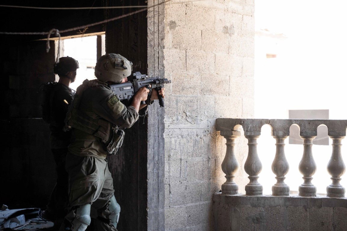 תיעוד: מעברי קירות ששימשו את מחבלי חמאס בתוך הבתים