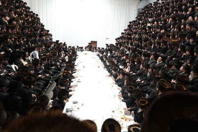 טיש בחצה"ק סערט ויז'ניץ