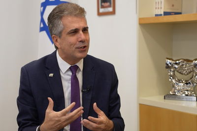 ישראל תהיה בעלטה במלחמה עם החיזבאללה? השר אלי כהן: "סיכוי נמוך, לא קניתי גנרטור"