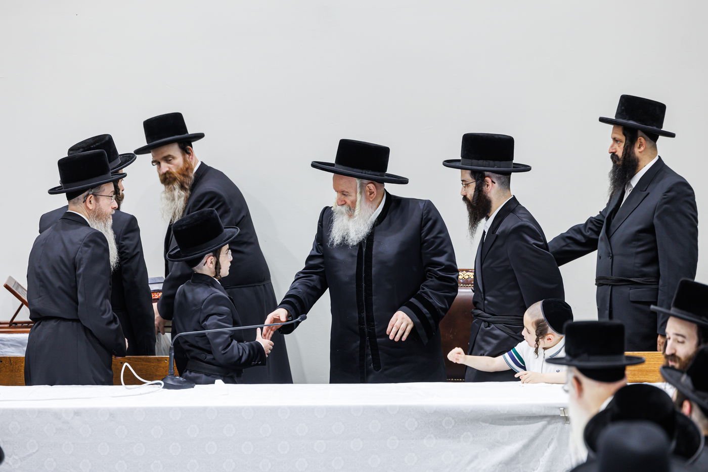 מעמד הנחת תפילין לנכד האדמו"ר מבאבוב