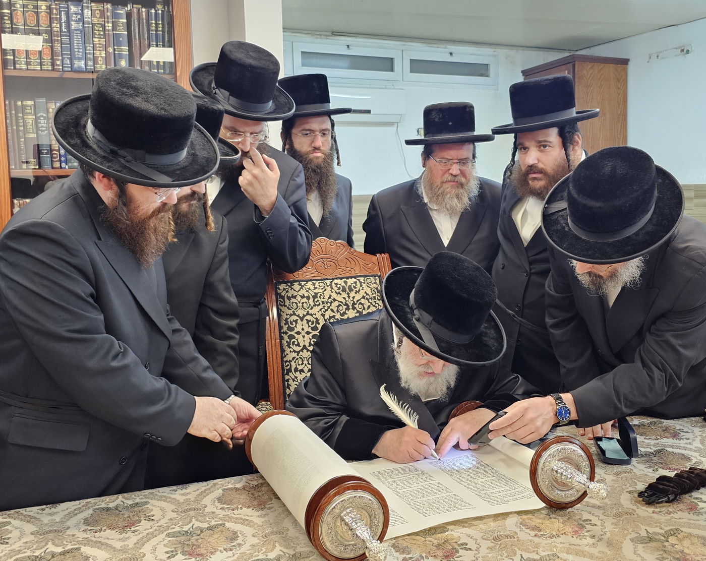 האדמו"ר מויז'ניץ בכתיבת אות בספר תורה