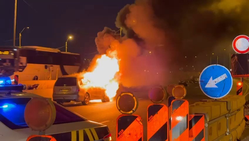 "הילדים קפצו לבד מהרכב" | תיעוד רכב נשרף כביש 1