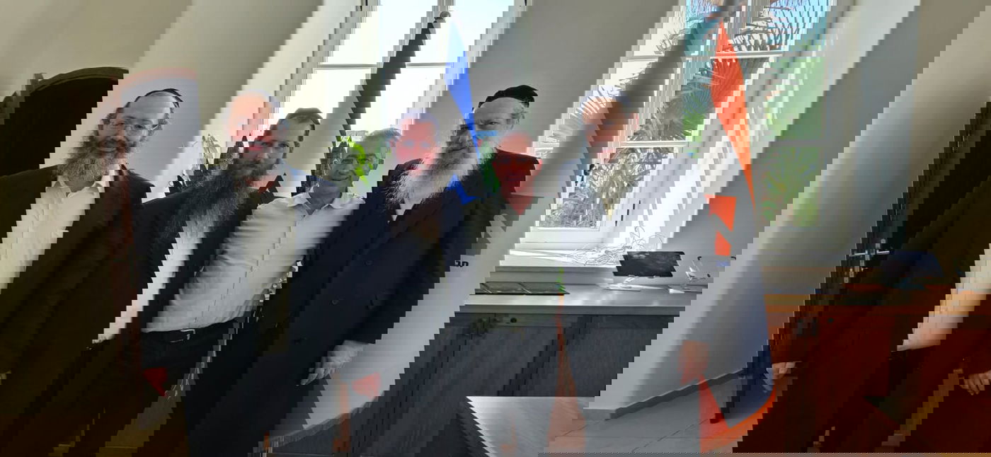 מנכ"ל חברת החשמל עם ראש עיריית בני ברק חנוך זייברט וראש המועצה המקומית עמנואל אליהו גפני