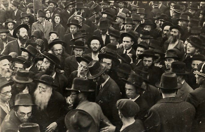 הרה"ק בעל ה'חקל יצחק' מספינקא הי"ד מוקף בחסידים