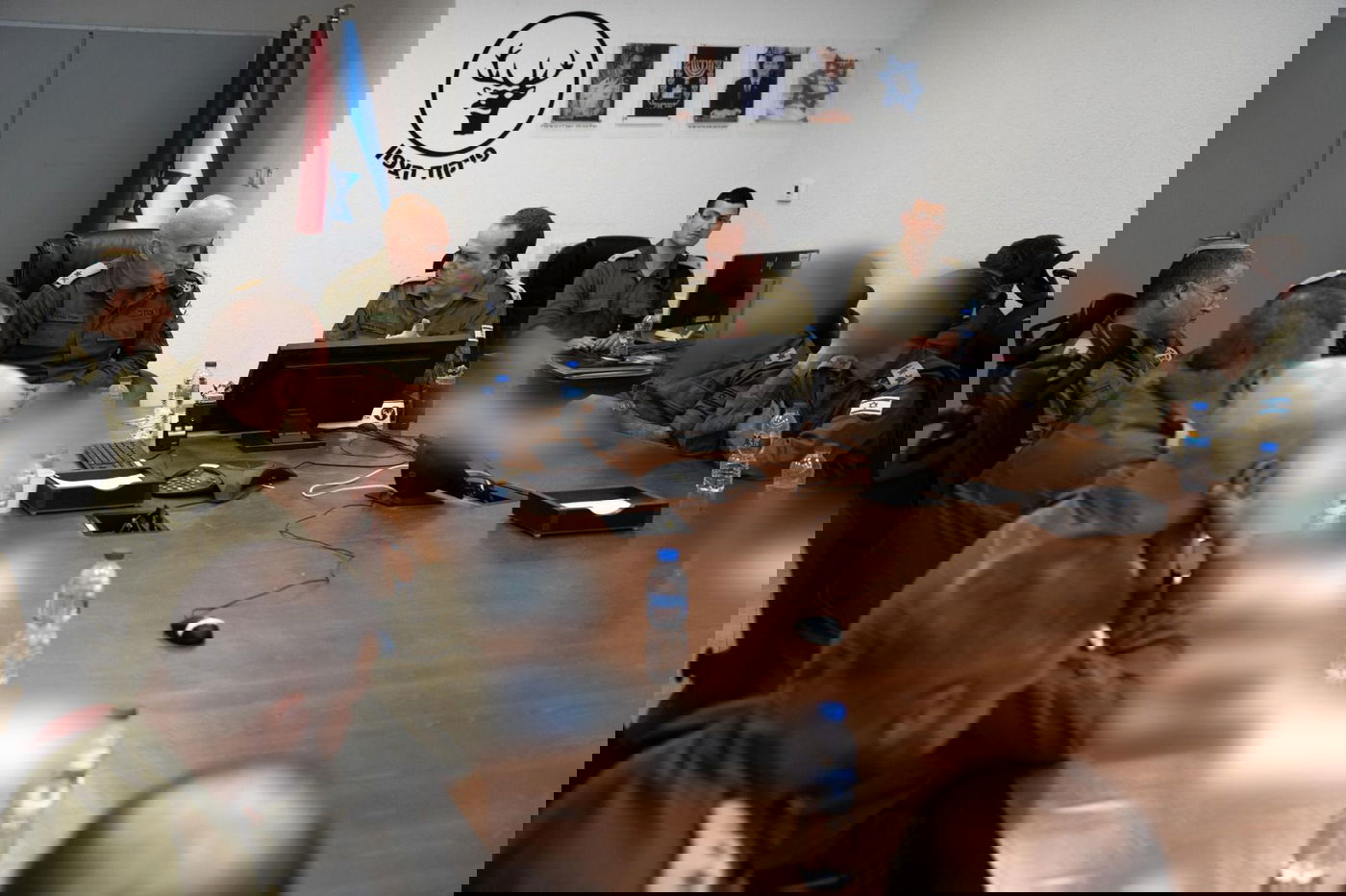 אנשי שב"כ (בטשטוש פנים) משתתפים בדיונים עם קציני צה"ל