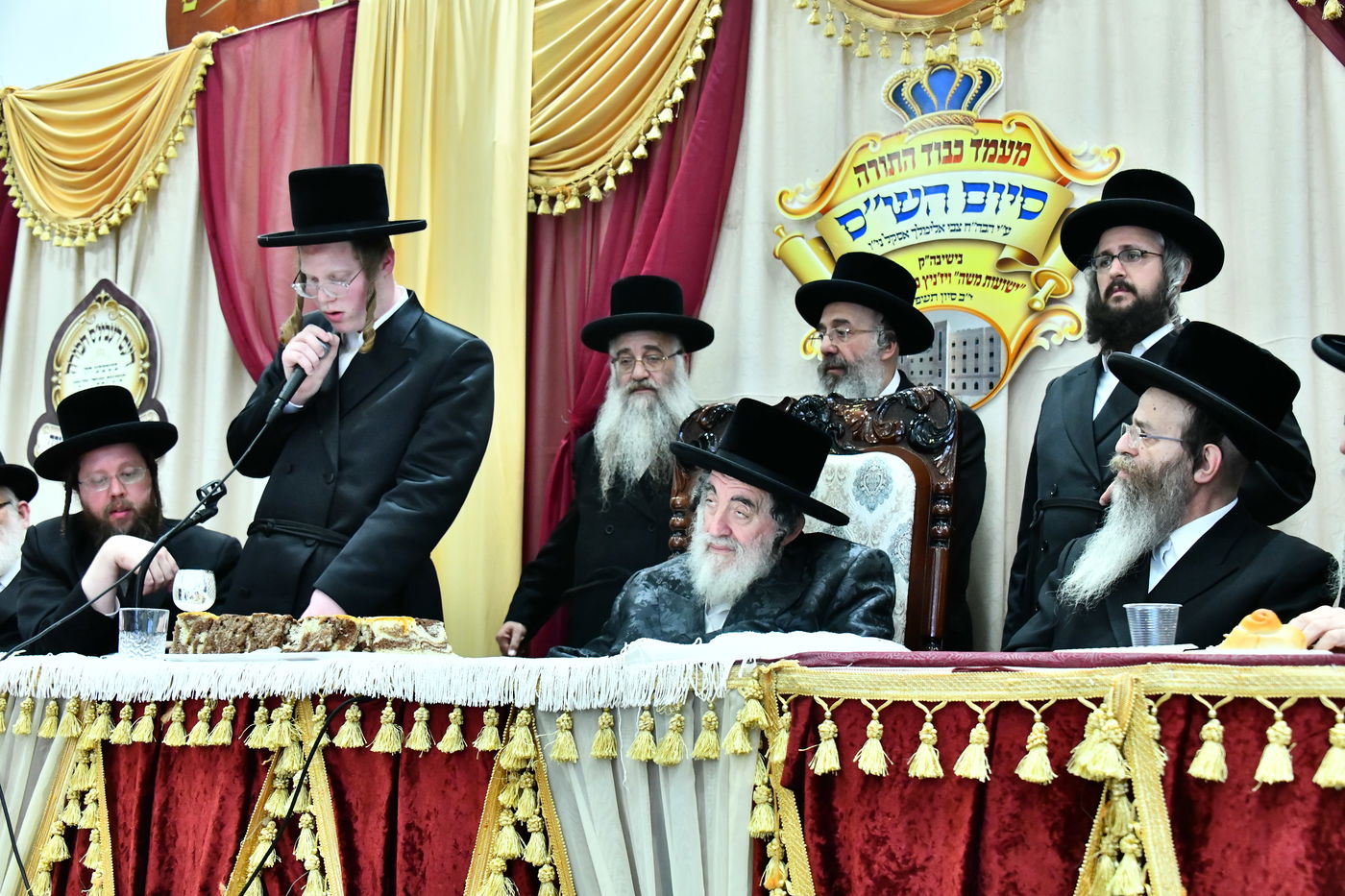 הבה"ח צבי אלימלך אסקל בסיום הש"ס בנוכחות האדמו"ר