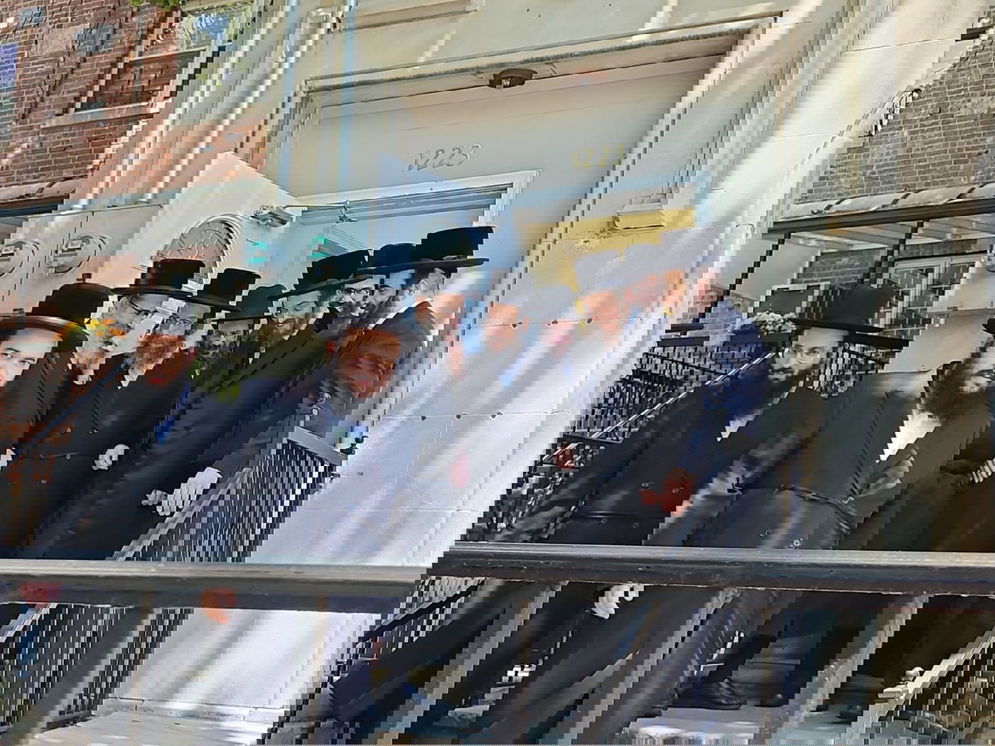 האדמו"ר מרחמסטריווקא מלווה את האדמו"ר מסאדיגורה אחר הביקור