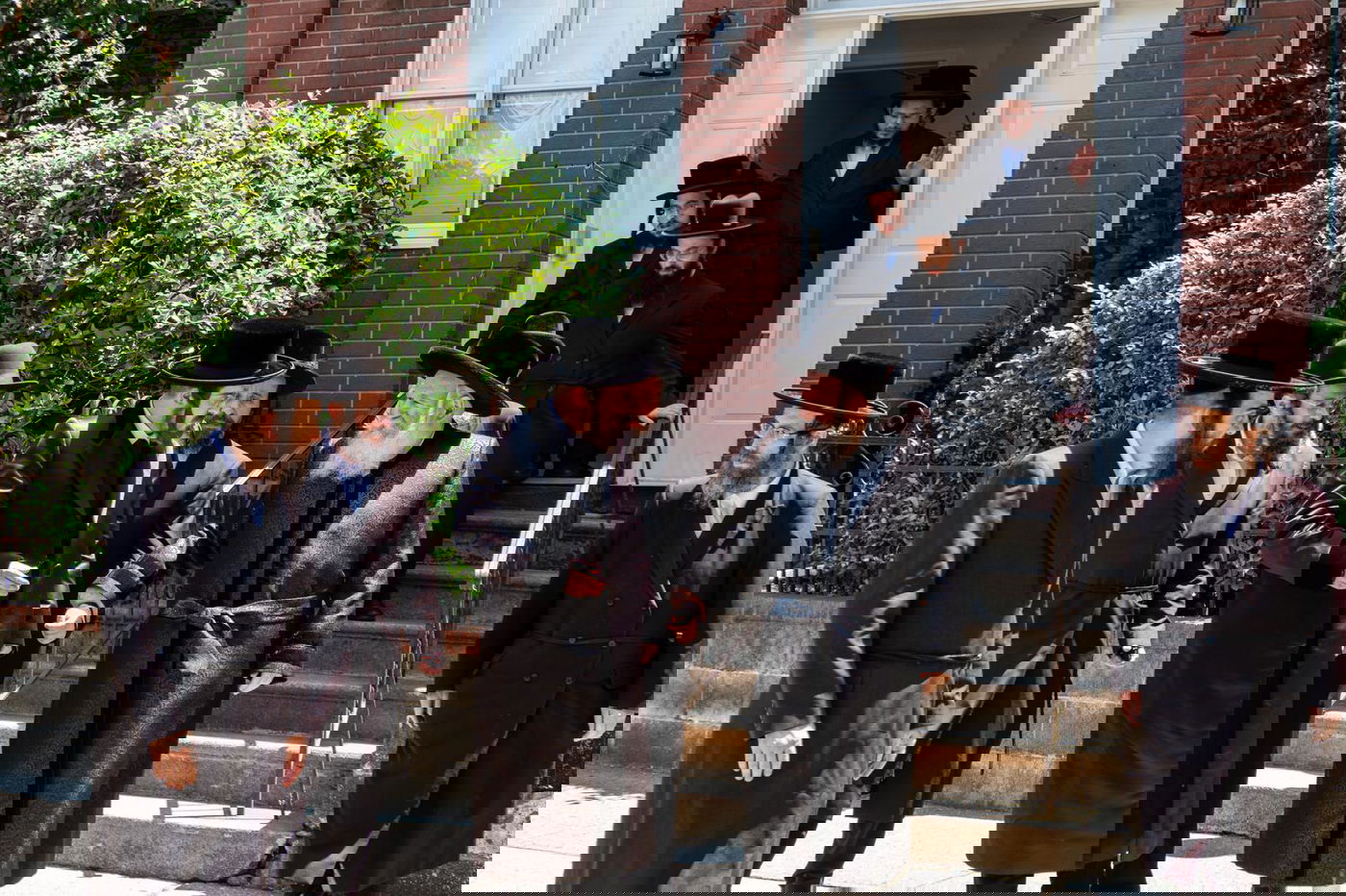 האדמו"ר מבאבוב מלווה את האדמו"ר מסאדיגורה אחר הביקור