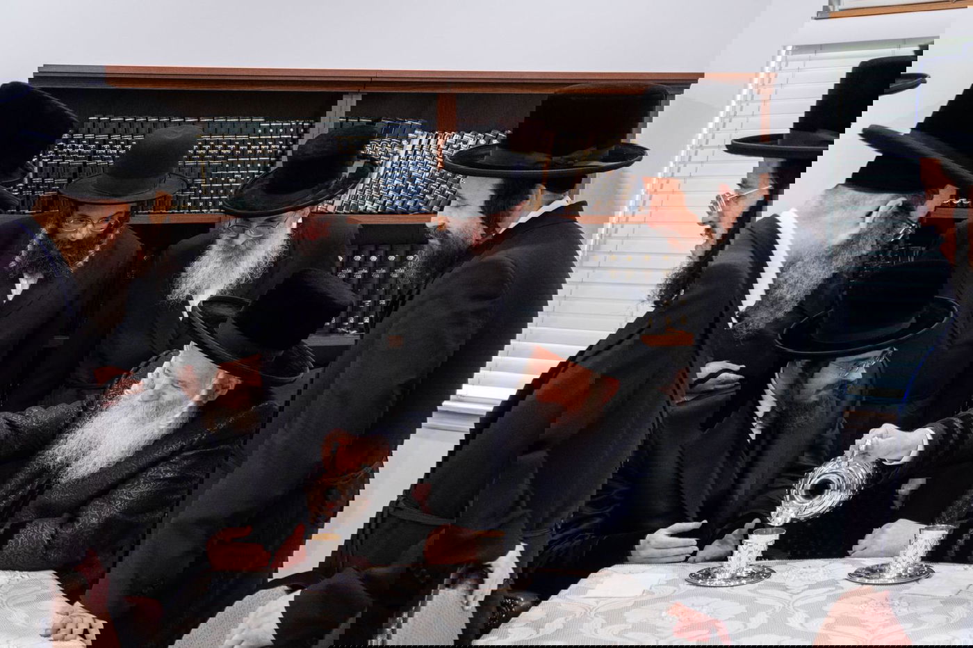 האדמו"ר מבאבוב במזיגת לחיים לאדמו"ר מסאדיגורה