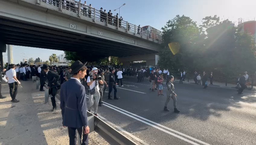 הפגנת הרצ"פניקים נגד מעצר הפעיל וחוק הגיוס בכביש 4 סמוך לבני ברק