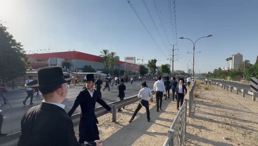 הפגנת הרצ"פניקים נגד מעצר הפעיל וחוק הגיוס בכביש 4 סמוך לבני ברק