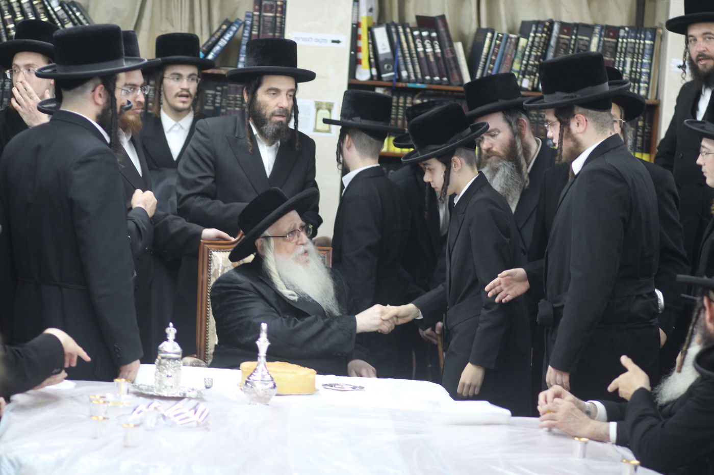 האדמו"ר מצאנז בביקור בהיכל ישיבתו בבני ברק