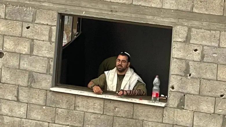 מתפלל שחרית ברצועה: התמונה האחרונה של הלוחם הי"ד