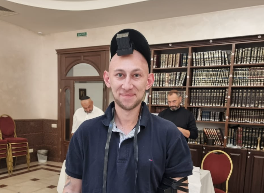 תיעוד מערב יום כיפור האחרון: מקסים מניח תפילין בבית הכנסת הקהילתי בז'יטומיר, בהפוגה קצרה מהמלחמה