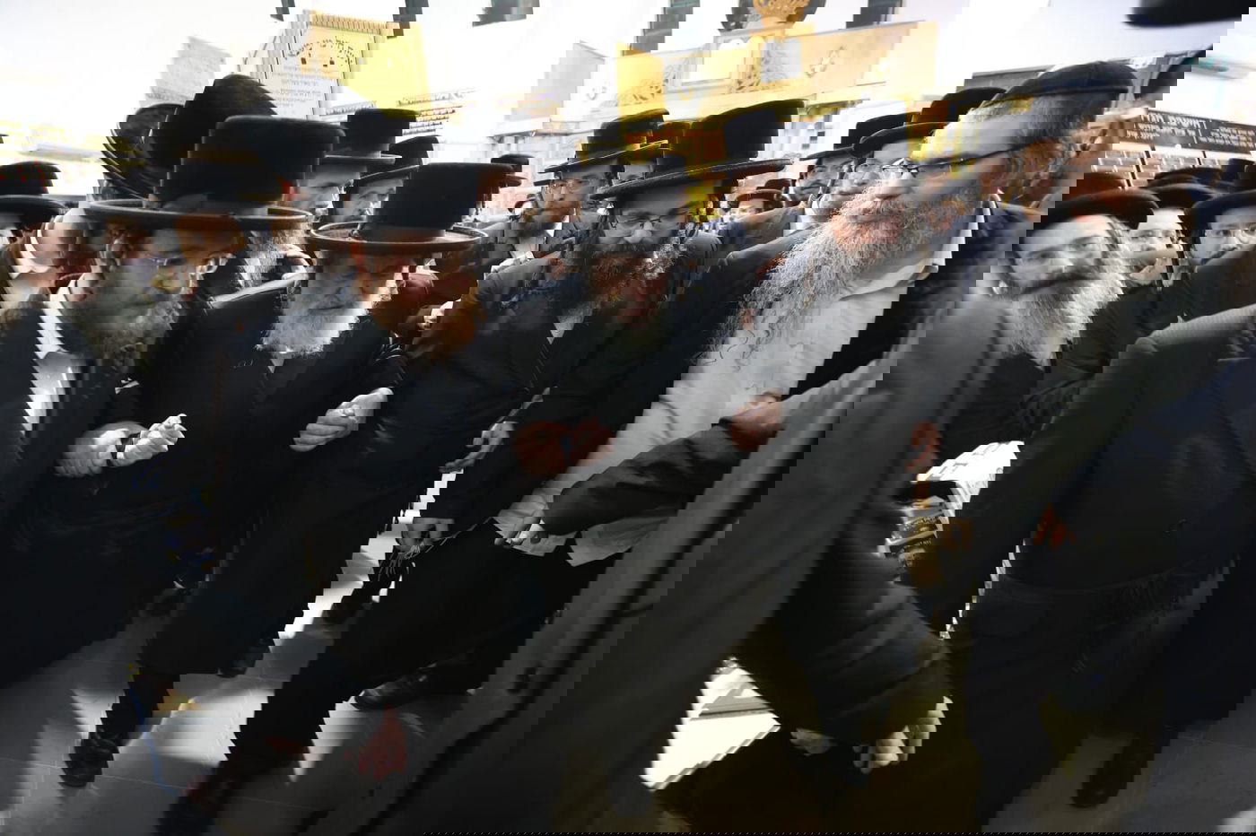 לימין רבו האדמו"ר מויזניץ 