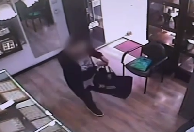 הלקוח נעצר על ידי הבלשים - והתגלה כגנב תכשיטים סדרתי