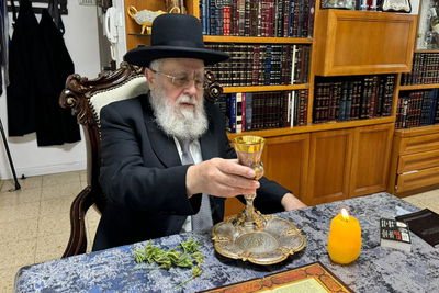 הרב יוסף, בהבדלה הערב בביתו