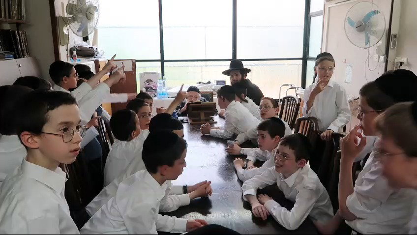 הגר"מ גריינמן בוחן ילדים