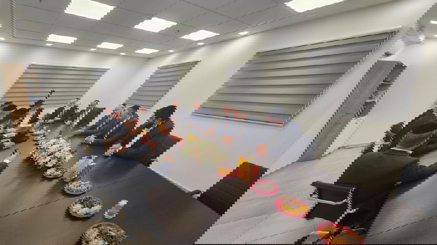 ש"ס ודגל חותמים, הערב