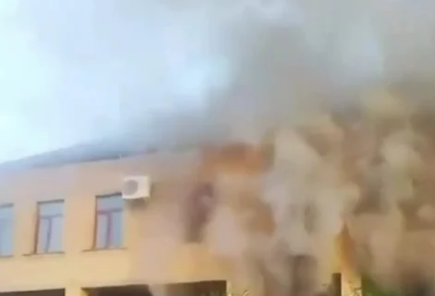 פיגוע ירי ברוסיה: שני מאבטחים נהרגו, בית הכנסת הוצת | צפו
