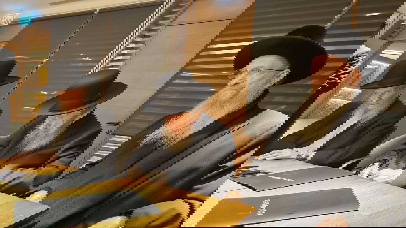 היסטוריה חרדית | גדולי ישראל בראשות הגר"ד לנדו יצאו למסע הקמת קרן עולם התורה